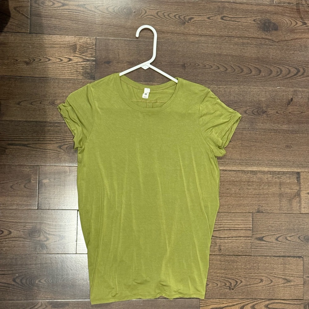 Lululemon Women's Lime/Khaki Green T-shirt size 2